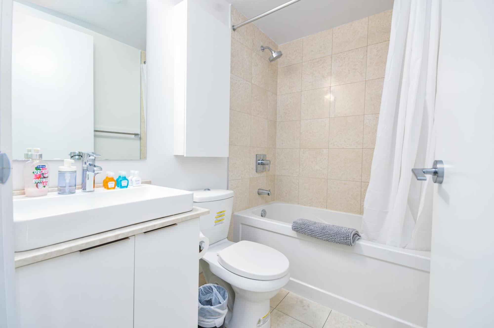 Downtown Toronto Condo Near Cn Tower, Scotiabank Arena, Rogers Centre, Union Station Exterior photo