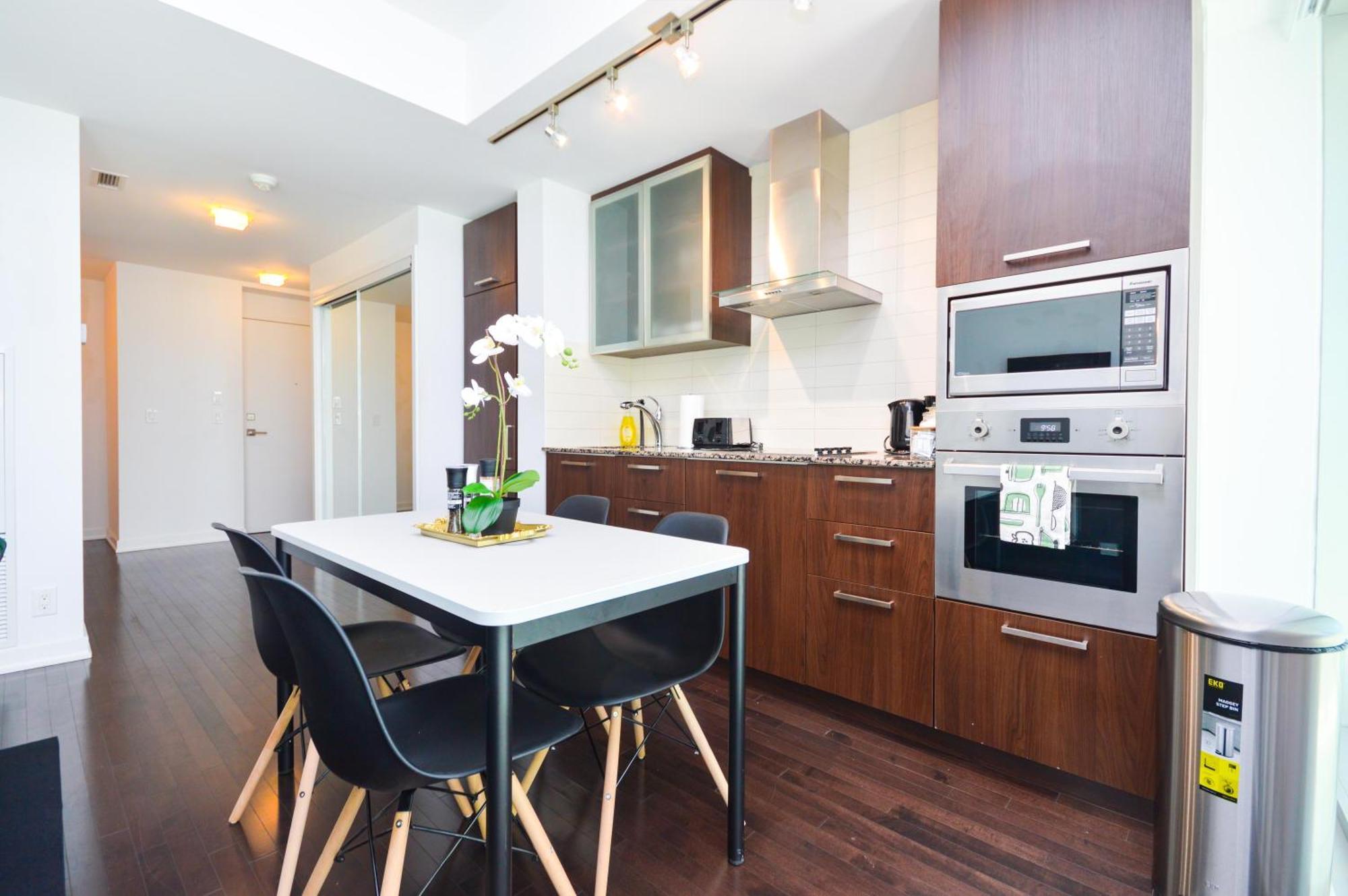 Downtown Toronto Condo Near Cn Tower, Scotiabank Arena, Rogers Centre, Union Station Exterior photo